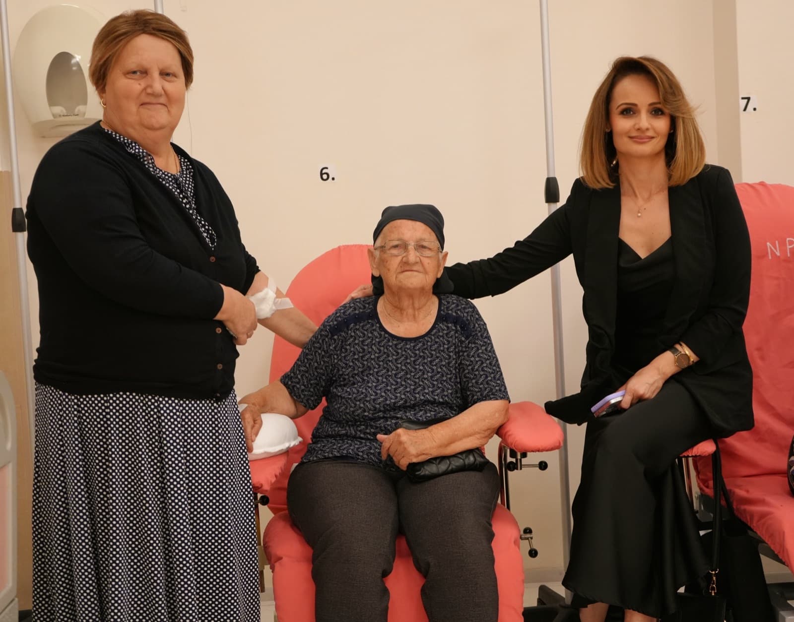 Razgovor s pacijenticom tijekom terapije na onkološkom odjelu